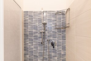 Shower, hair dryer, towels - Apartment 'Via Gorizia 8 - Rosso' with Private Garden and Wi-Fi (Cecina)