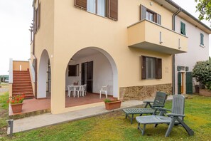 Outdoor dining - Apartment 'Via Gorizia 8 - Rosso' with Private Garden and Wi-Fi (Cecina)