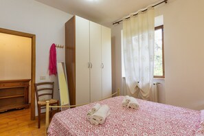 2 bedrooms, WiFi, bed sheets - Apartment 'Via Gorizia 8 - Rosso' with Private Garden and Wi-Fi (Cecina)