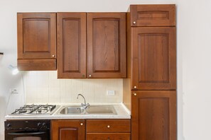 Fridge, oven, stovetop, coffee/tea maker - Apartment 'Via Gorizia 8 - Rosso' with Private Garden and Wi-Fi (Cecina)