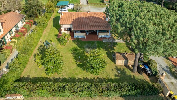 A residential property with a large house, a covered patio, and a well-maintained garden. - Apartment 'Via Gorizia 8 - Verde' with Shared Garden, Wi-Fi and Air Conditioning (Cecina)