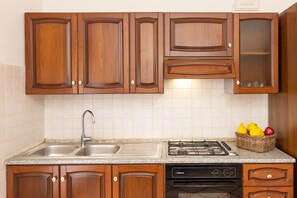 Fridge, oven, stovetop, coffee/tea maker - Apartment 'Via Gorizia 8 - Rosa' with Shared Garden, Wi-Fi and Air Conditioning (Cecina)
