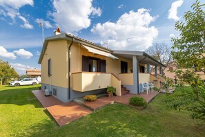 Exterior - Apartment 'Via Gorizia 8 - Rosa' with Shared Garden, Wi-Fi and Air Conditioning (Cecina)
