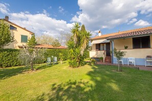 Terrace/patio - Apartment 'Via Gorizia 8 - Rosa' with Shared Garden, Wi-Fi and Air Conditioning (Cecina)