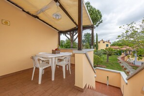 Outdoor dining - 'Via Gorizia 8 - Yellow' Apartment with Shared Garden, Wi-Fi and Air Conditioning (Cecina)