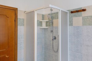 Shower, hair dryer, towels - 'Via Gorizia 8 - Yellow' Apartment with Shared Garden, Wi-Fi and Air Conditioning (Cecina)