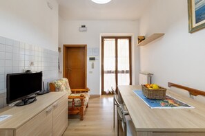 Interior - 'Via Gorizia 8 - Yellow' Apartment with Shared Garden, Wi-Fi and Air Conditioning (Cecina)