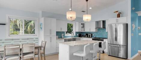 Refrigerador, microondas, horno y parrilla de estufa