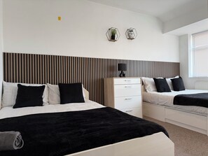 3 bedrooms, WiFi - Luxury Modern Home | Sleeps 8 | Generous Kitchen & Lounge (Leeds)