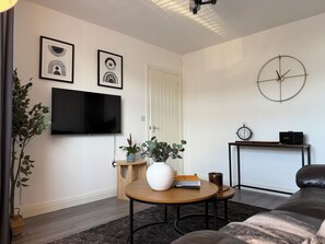 Living area - Luxury Modern Home | Sleeps 8 | Generous Kitchen & Lounge (Leeds)