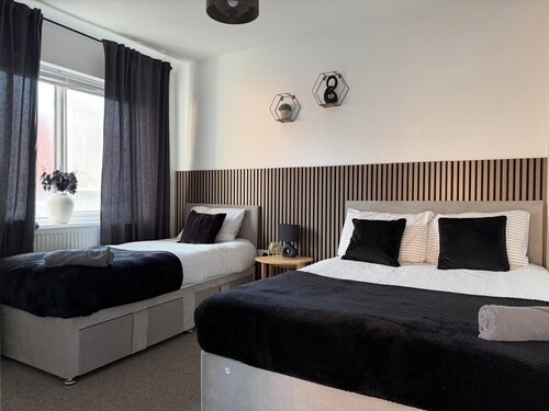 Luxury Modern Home | Sleeps 8 | Generous Kitchen & Lounge