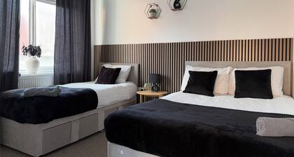 Luxury Modern Home | Sleeps 8 | Generous Kitchen & Lounge