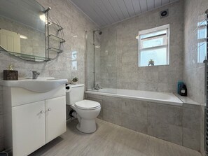 Towels, soap, toilet paper - Luxury Modern Home | Sleeps 8 | Generous Kitchen & Lounge (Leeds)