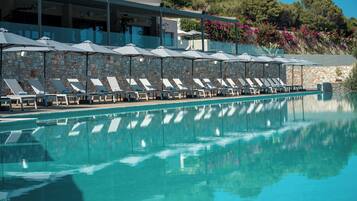 Alberca techada y alberca al aire libre por temporada