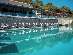 Een binnenzwembad, een seizoensgebonden buitenzwembad