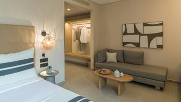 Suite junior, 1 cama King size y sofá cama, alberca privada, vista al resort | Caja de seguridad en la habitación, cortinas blackout y insonorización