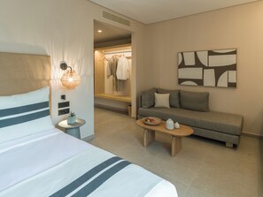 Junior suite, 1 kingsize bed met slaapbank, privézwembad, uitzicht op resort | Een kluis op de kamer, verduisterende gordijnen, geluiddichte muren