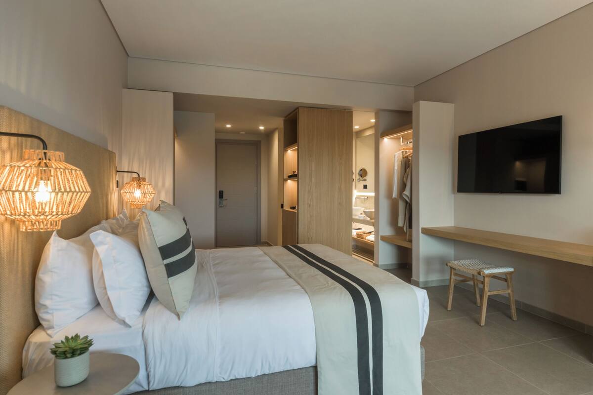 Junior Suite, 1 King Bed with Sofa bed, Sea View | In-room safe, blackout curtains, soundproofing, free WiFi