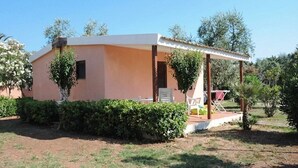 Un bâtiment d’un seul étage, doté d’un porche couvert et d’un petit espace patio.