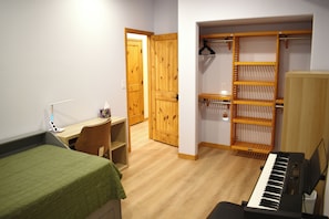 1st floor – Bedroom 3 – whole room view. - Sunflower Cabin • Modern Family Retreat • Easy Access • Pets OK • 1.2 Acres (Jefferson)
