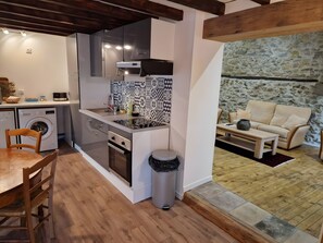 Frigorifero, microonde, forno, piano cottura