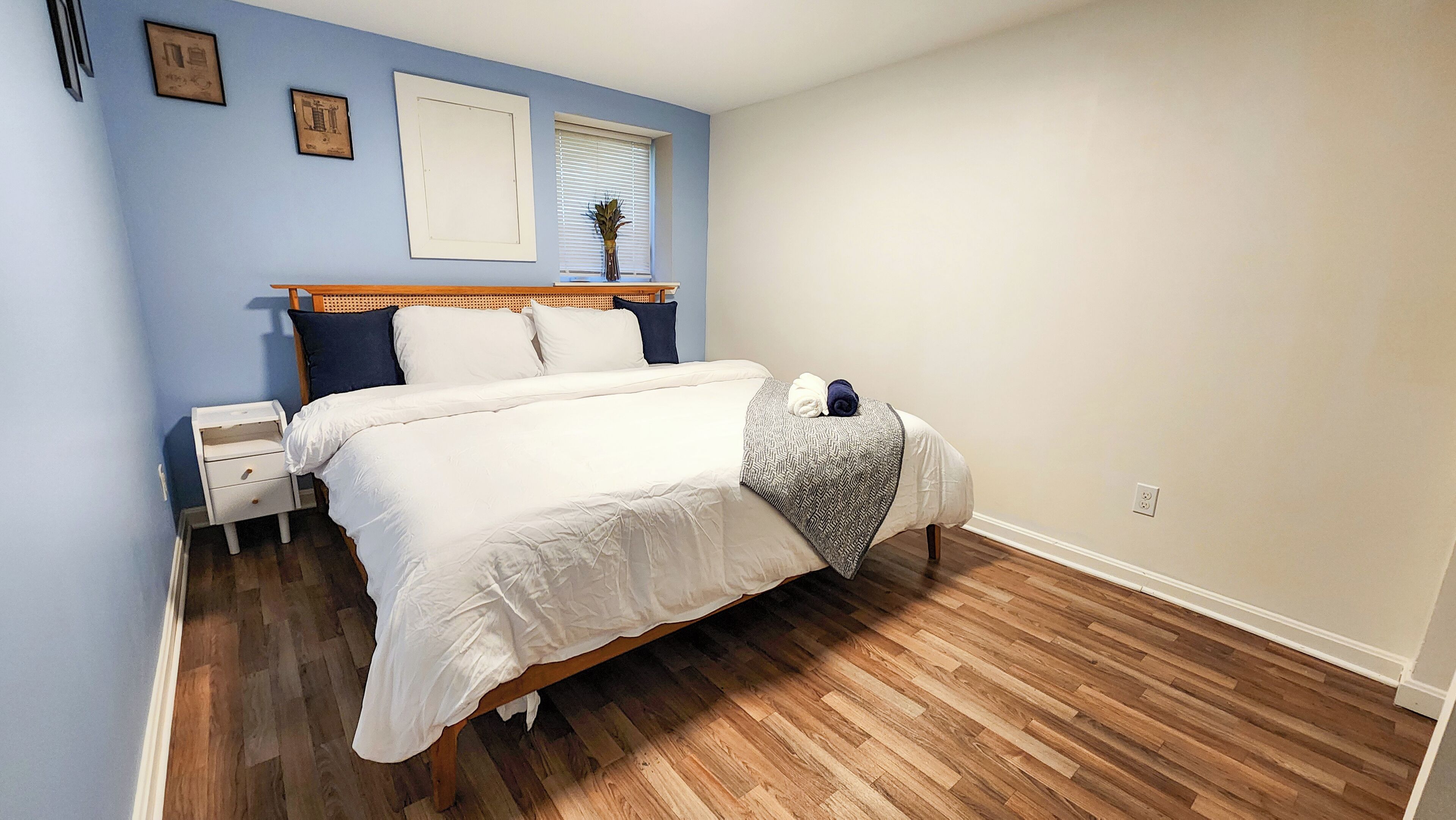 Een strijkplank/strijkijzer, gratis wifi, beddengoed