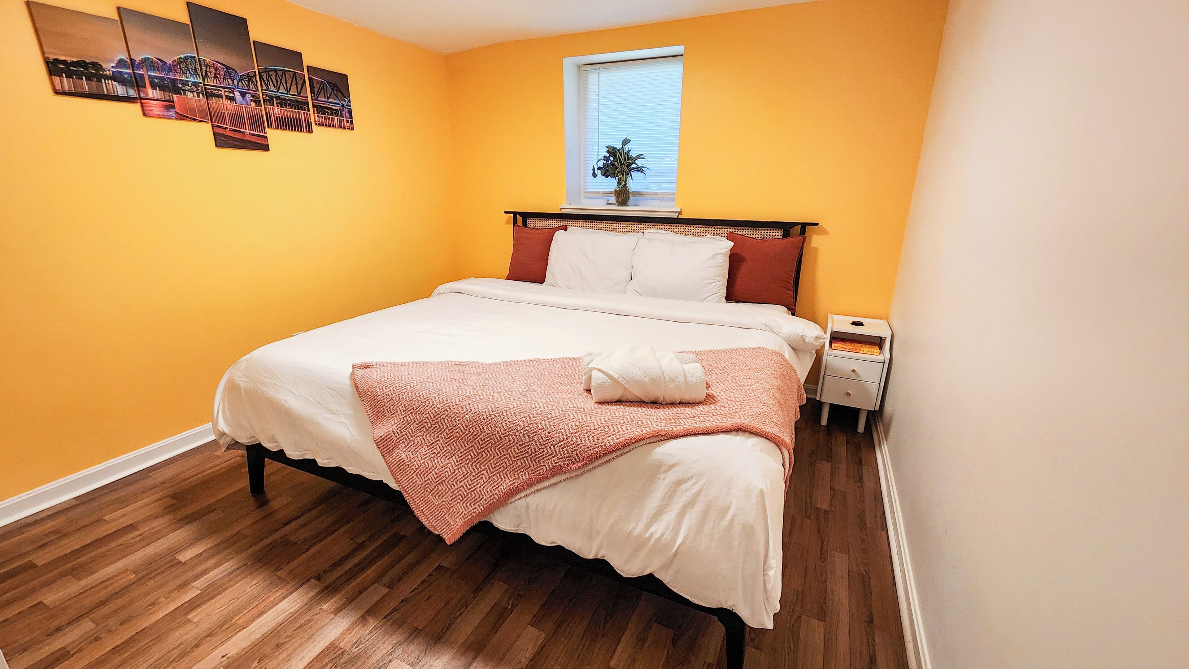 Een strijkplank/strijkijzer, gratis wifi, beddengoed