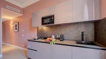 Appartamento Deluxe | Cucina privata | Frigorifero, microonde, piano cottura, lavastoviglie