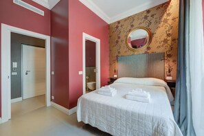 Departamento Deluxe, vista a la ciudad | Caja de seguridad en la habitación y espacio para trabajar con laptop 