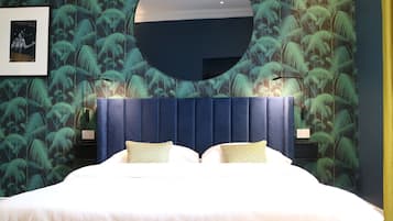 Deluxe Suite | In-room safe, laptop workspace, blackout drapes, iron/ironing board