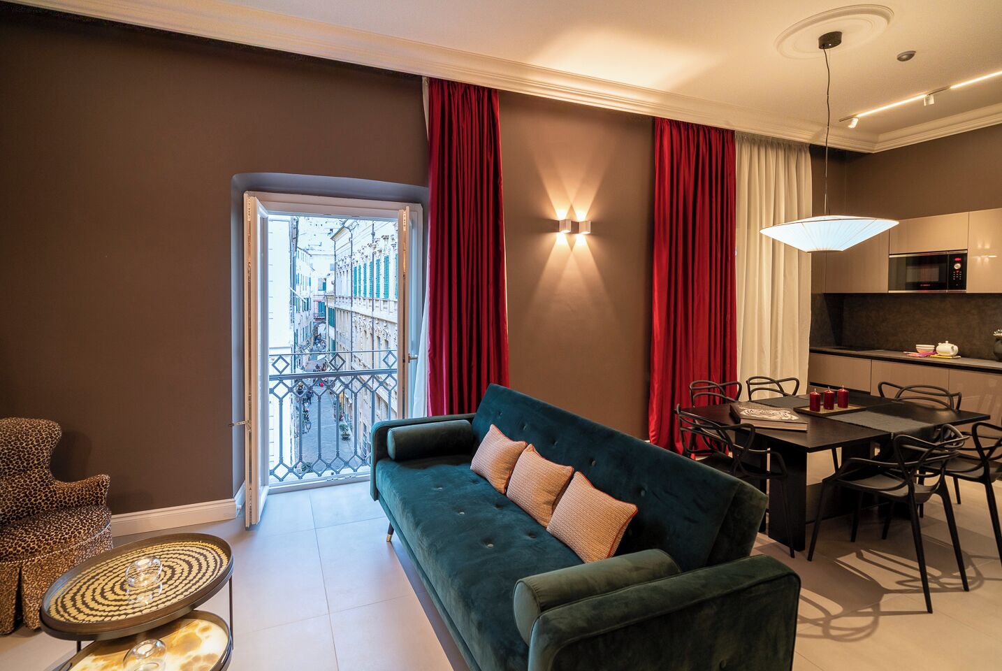 Deluxe Apartment, City View | Living area