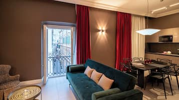 Deluxe Apartment, City View | Living area