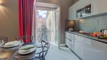 Deluxe Apartment, City View | Private kitchen