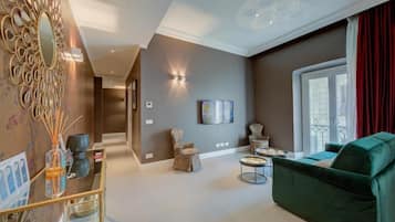 Deluxe Apartment, City View | Living area