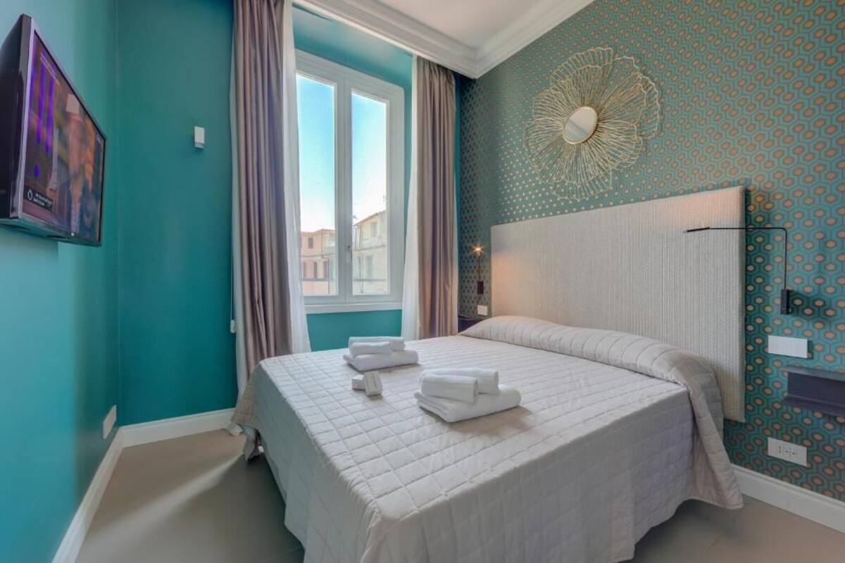 Deluxe Apartment | In-room safe, laptop workspace, blackout drapes, iron/ironing board