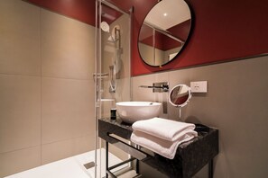 Deluxe appartement, uitzicht op de stad | Badkamer | Een douche, een haardroger, handdoeken, zeep