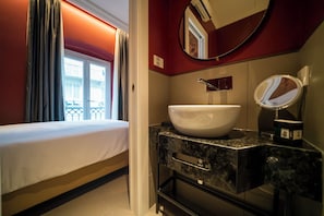 Deluxe Apartment, City View | Bathroom