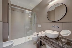 Deluxe Apartment | Bathroom | Shower, hair dryer, towels, soap - SEVEN SUITES APARTMENTS SANREMO (Sanremo)