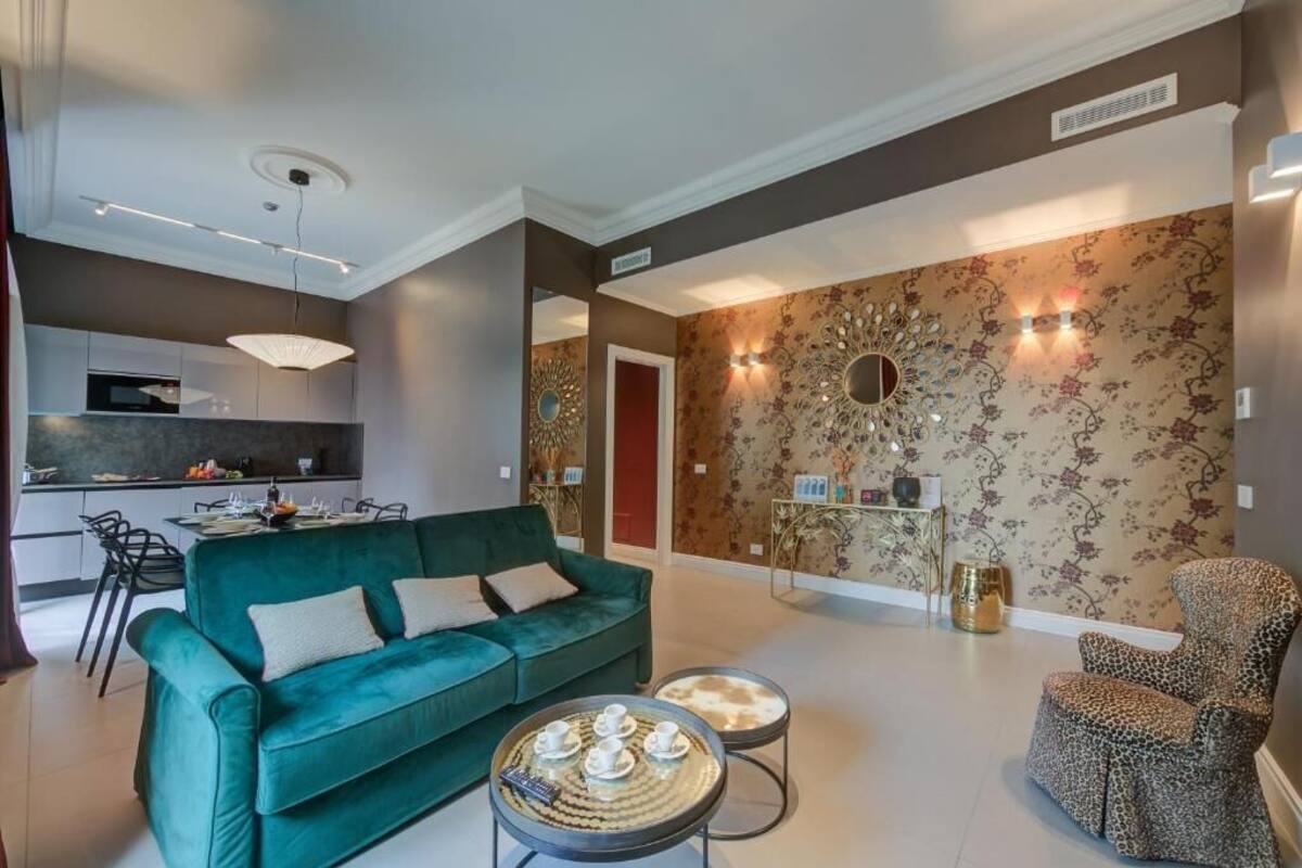 Deluxe Apartment, City View | Living area