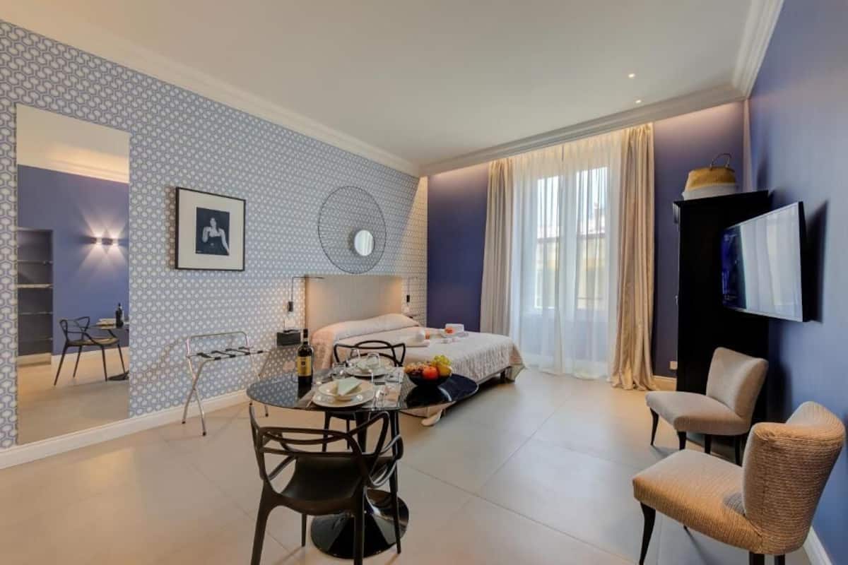 Deluxe Suite | In-room safe, laptop workspace, blackout drapes, iron/ironing board