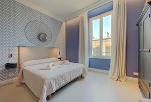 Deluxe Suite | In-room safe, laptop workspace, blackout drapes, iron/ironing board