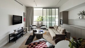 Deluxe Apartment, 2 Bedrooms, with Balcony and Parking | WiFi (無料)
