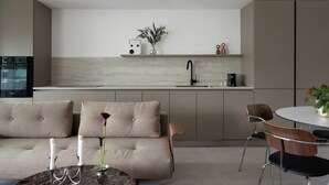 Deluxe Apartment, 2 Bedrooms, with Balcony and Parking | WiFi (無料)