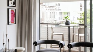 Deluxe Apartment, 2 Bedrooms, with Balcony and Parking | WiFi (無料)