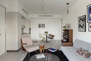 Superior One-Bedroom Apartment with Balcony | Free WiFi - Mr Bialik - By TLV2GO (Tel Aviv)