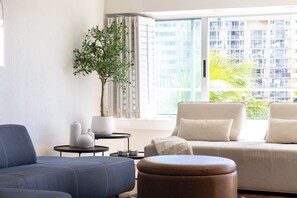 TV - Colony Surf 605 - Ocean view, One bedroom (Honolulu)