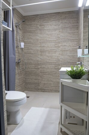 Shower, towels, soap, toilet paper - Cozy 3-bedroom house in gorgeous  Curacao, Willemstad with AC near Janthiel (Willemstad)