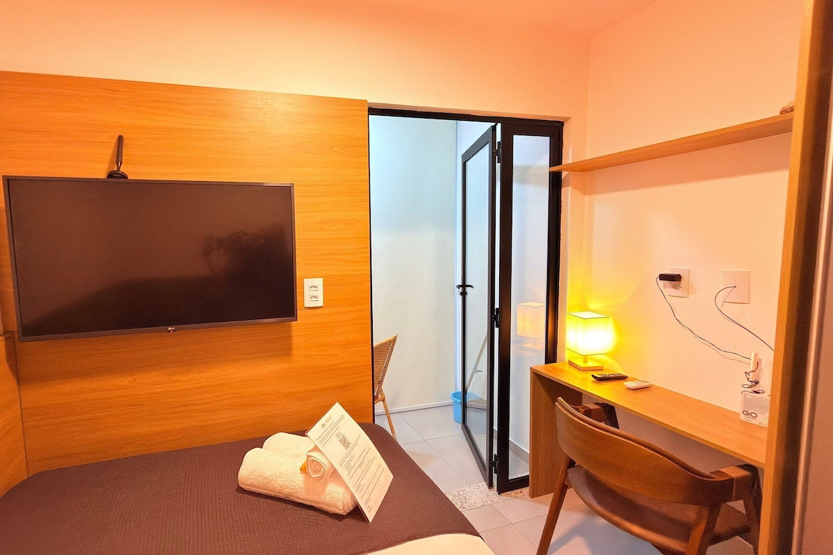 Estudio Confort | Escritorio, espacio para trabajar con laptop y wifi gratis