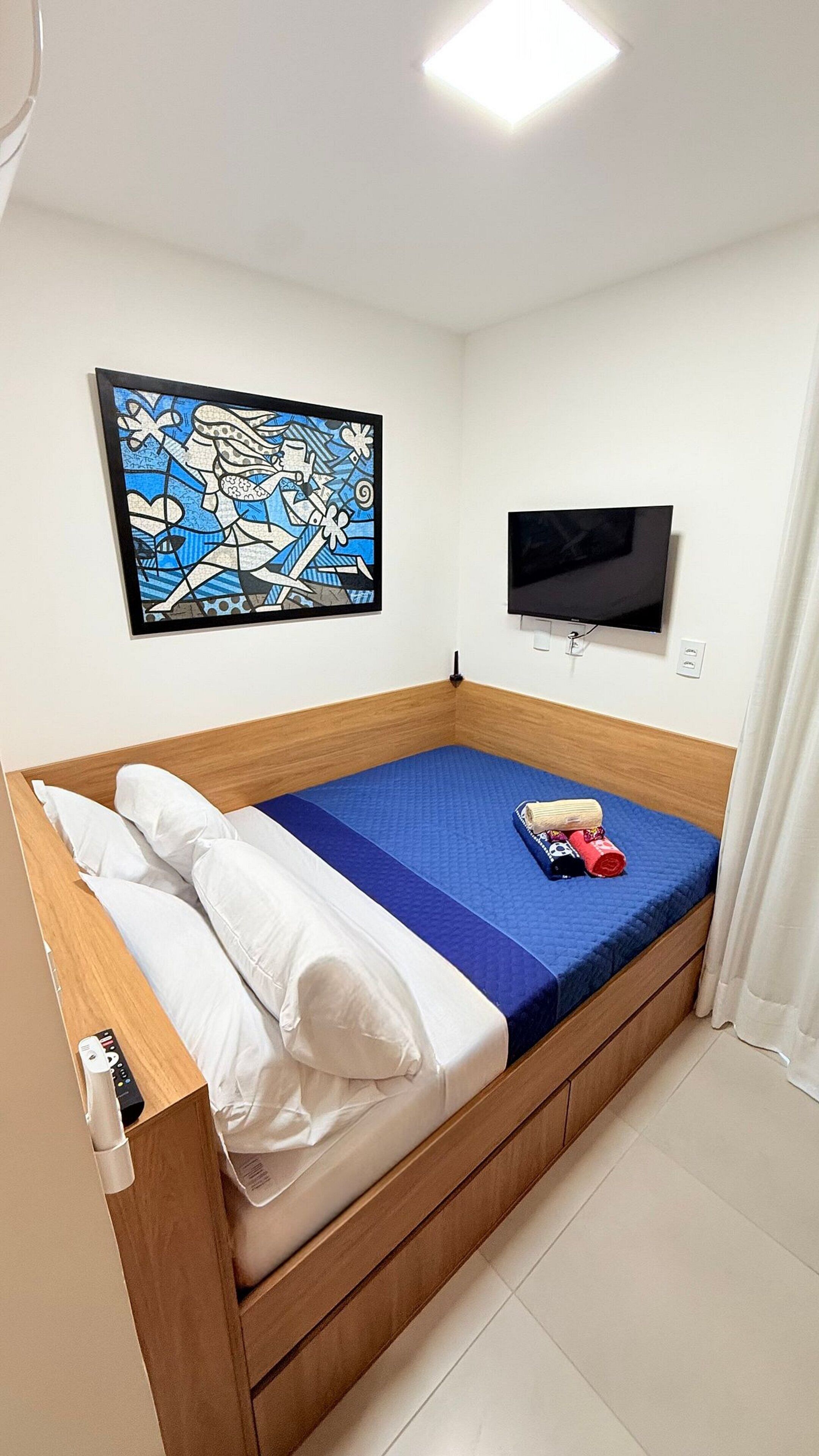 Studio – comfort | Skrivebord, skrivebord for bærbar PC og wi-fi (inkludert)