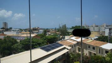 Un quartier résidentiel avec des immeubles, dont certains sont équipés de panneaux solaires, et un ciel dégagé.
